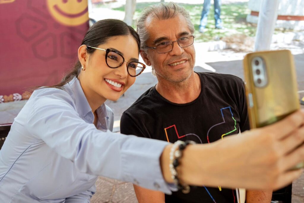 Imagen-de-WhatsApp-2025-05-20-a-las-09.19.33_195db473-1024x684 Geraldine atiende personalmente a vecinas y vecinos de Los Fresnos.