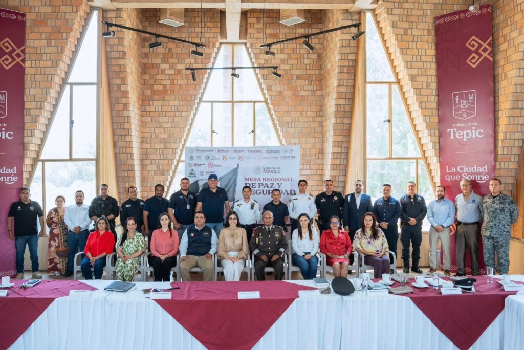 Imagen-de-WhatsApp-2025-05-23-a-las-16.55.32_67e488bd-1024x684 Encabeza Geraldine reunión de la Mesa Regional de Seguridad.