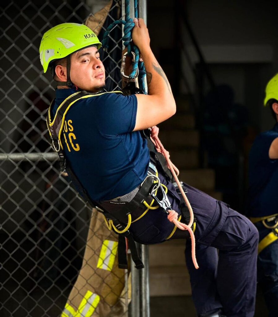 Imagen-de-WhatsApp-2025-06-04-a-las-10.00.01_009f6be5-898x1024 Geraldine fortalece a los bomberos de Tepic con apoyo de expertos.