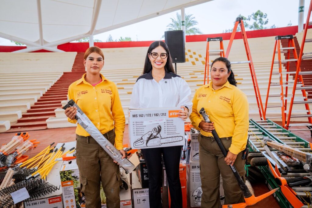 WhatsApp-Image-2025-06-09-at-5.28.20-PM-1-1024x683 Geraldine le cumple al personal operativo de Tepic con entrega de equipo de trabajo