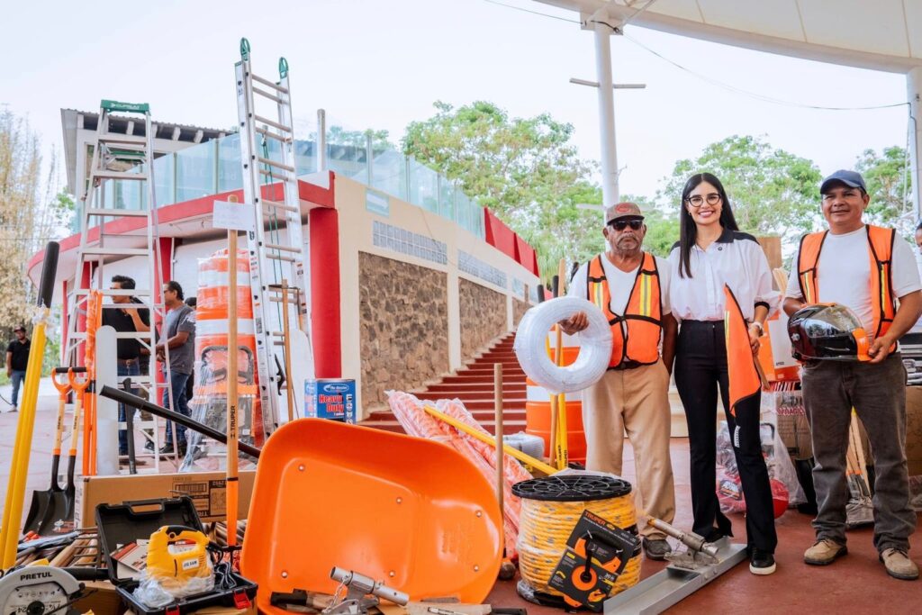 WhatsApp-Image-2025-06-09-at-5.28.20-PM-1024x683 Geraldine le cumple al personal operativo de Tepic con entrega de equipo de trabajo