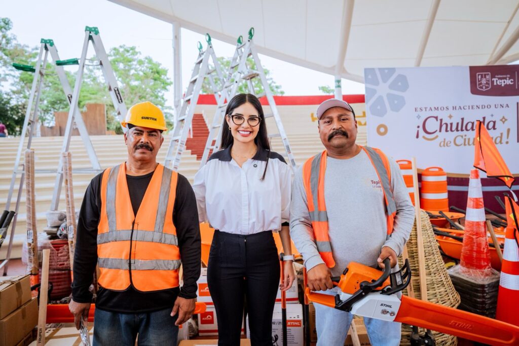 WhatsApp-Image-2025-06-09-at-5.28.20-PM-2-1024x683 Geraldine le cumple al personal operativo de Tepic con entrega de equipo de trabajo