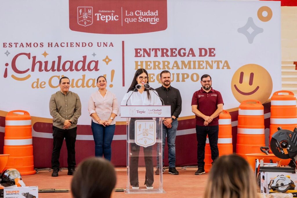 WhatsApp-Image-2025-06-09-at-5.28.20-PM-4-1024x683 Geraldine le cumple al personal operativo de Tepic con entrega de equipo de trabajo