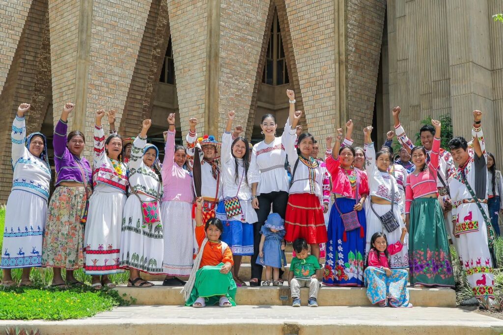 WhatsApp-Image-2025-07-15-at-4.20.43-PM-1024x682 La cultura wixárika se abre paso en el mundo y Geraldine reconoce a pueblos originarios