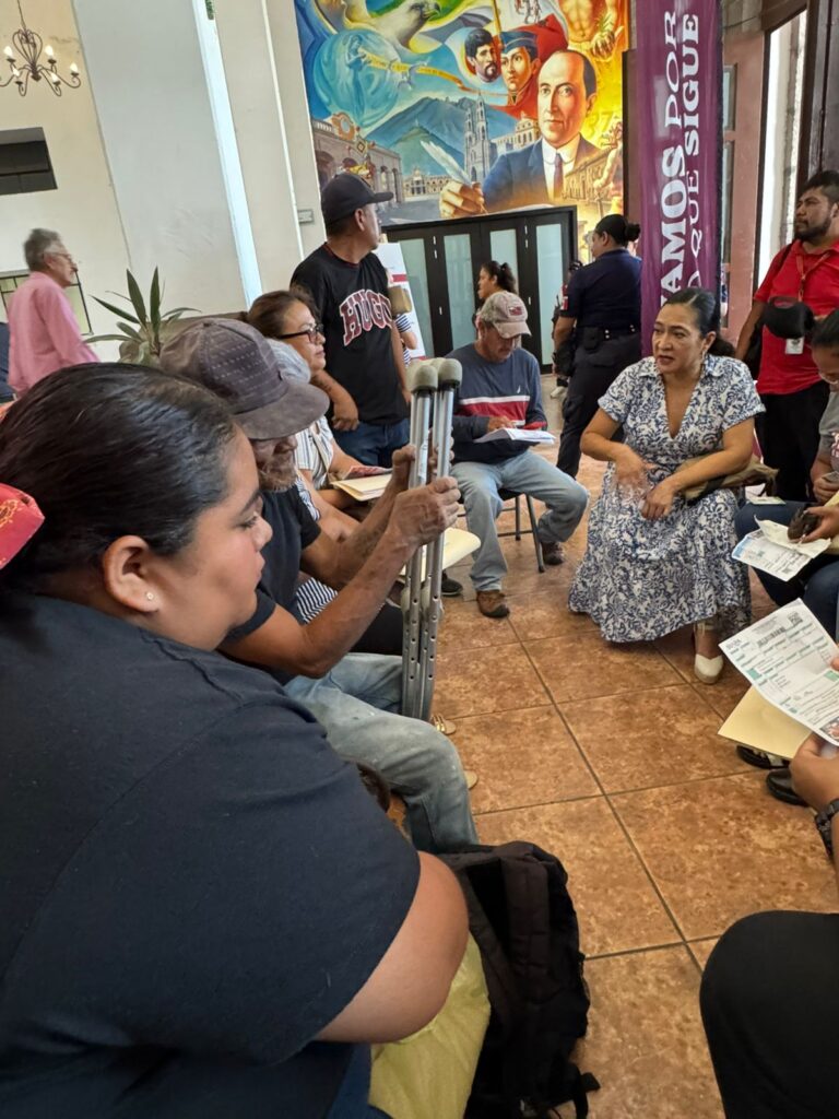 WhatsApp-Image-2025-07-28-at-4.10.37-PM-1-768x1024 Atiende Griselda Esparza peticiones ciudadanas durante audiencia pública del Gobierno de Tepic