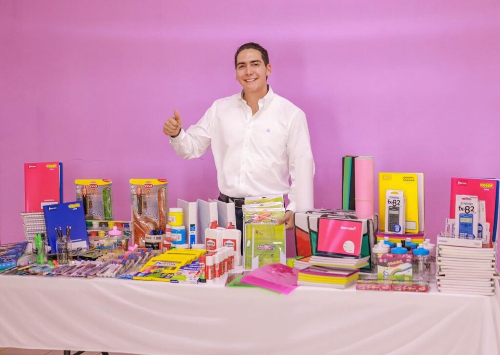 f-55-1024x726 lleva Hector santana útiles y mochilas nuevas para este regreso a clases a casa hogar