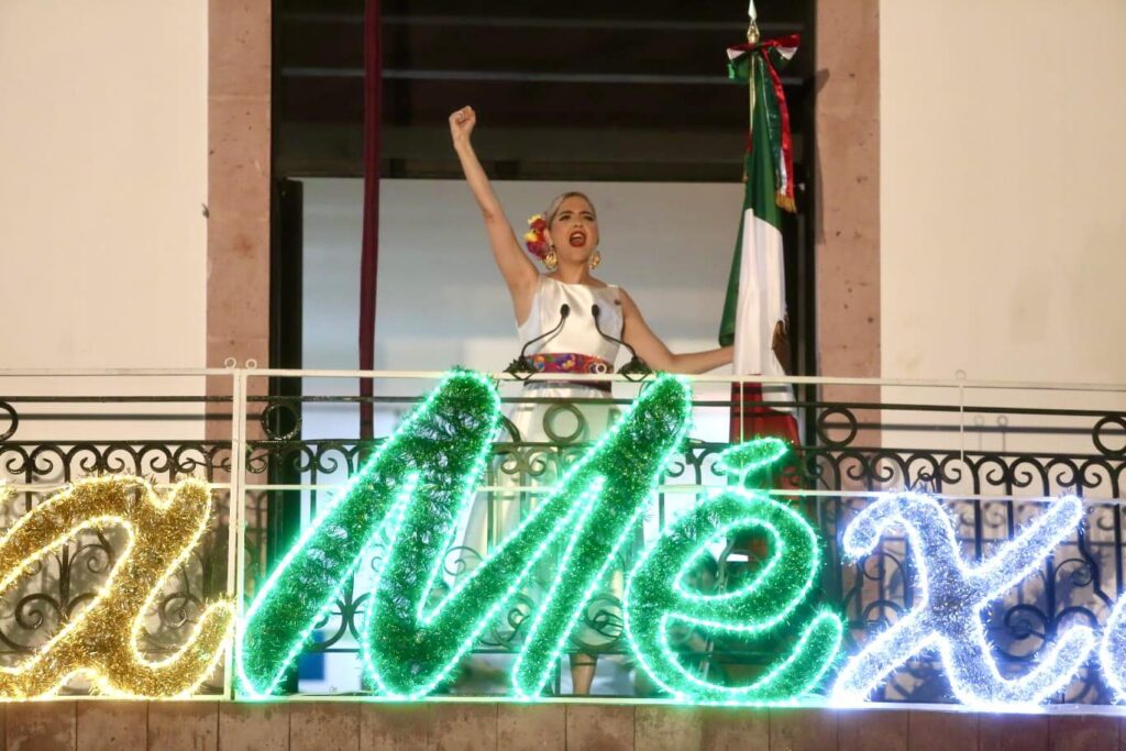 4-4-1024x683 Estrella Palacios, primera mujer en encabezar el Grito de Independencia en Mazatlán