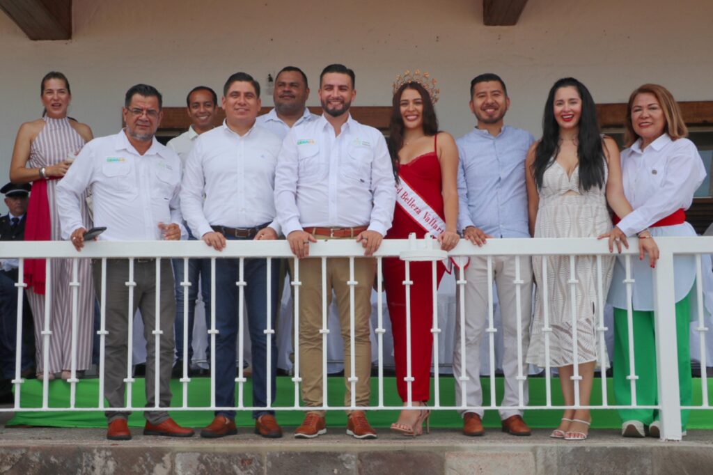 6-1024x682 Miles de vallartenses y turistas celebran el 215 aniversario de la Independencia con el tradicional desfile