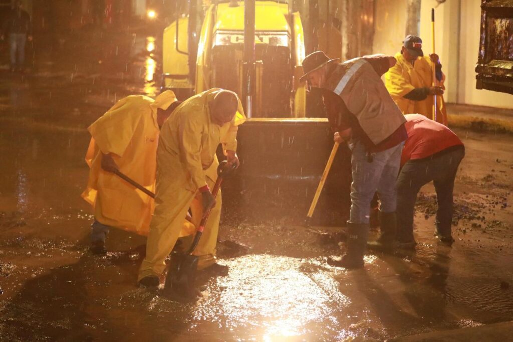 WhatsApp-Image-2025-09-02-at-9.10.26-AM-1-1024x683 Gobierno de Geraldine atendió toda la noche reportes por tormenta extraordinaria