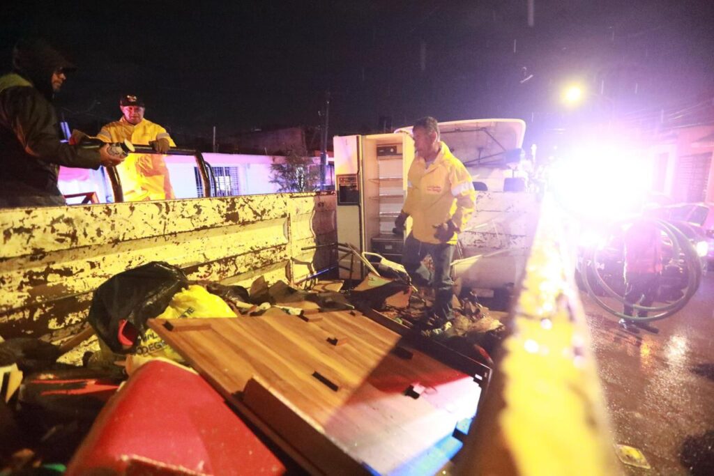WhatsApp-Image-2025-09-02-at-9.10.26-AM-3-1024x683 Gobierno de Geraldine atendió toda la noche reportes por tormenta extraordinaria