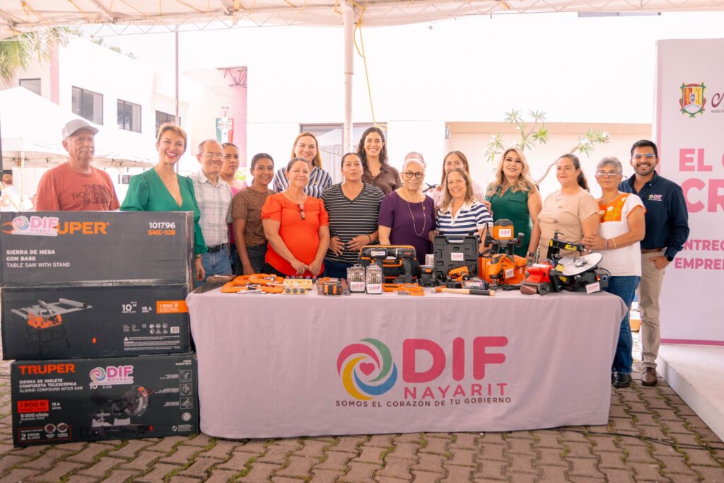 f-72-1-1024x683 Beatriz Estrada entrega herramientas a egresados de carpintería y tablaroca