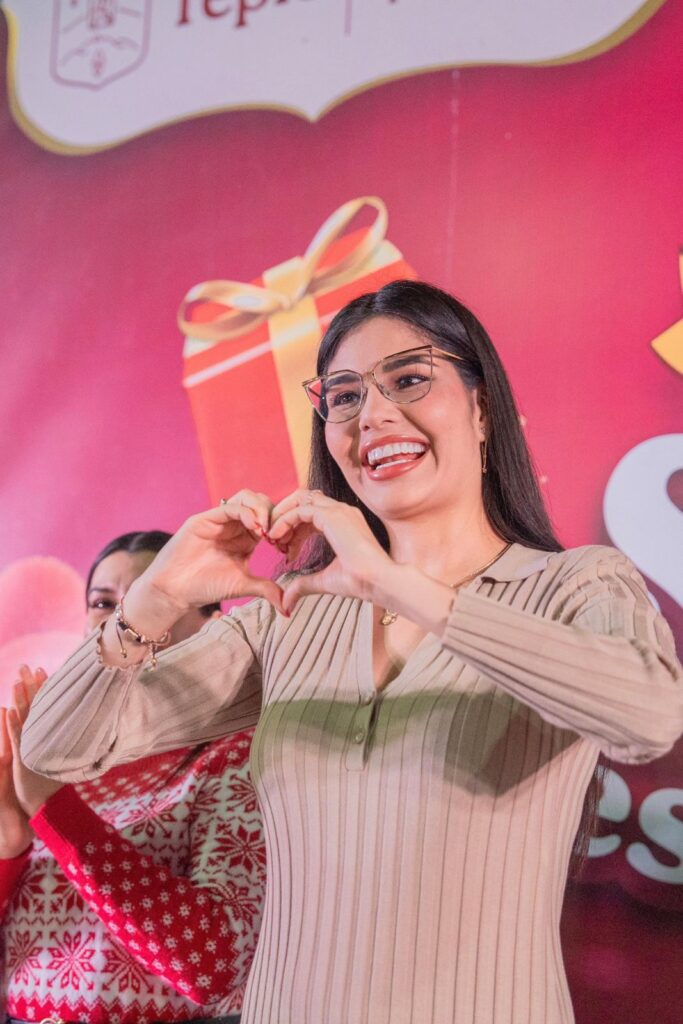 gfjfghfg-1-683x1024 Geraldine encabeza posada navideña para las familias del fraccionamiento Jacarandas