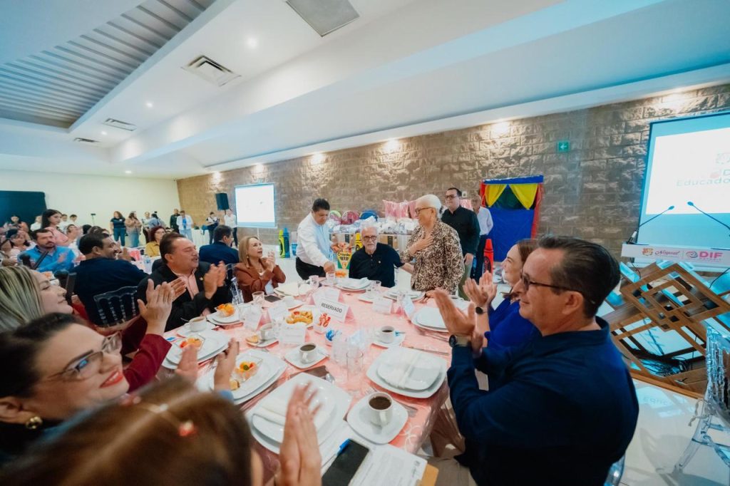 WhatsApp-Image-2026-04-24-at-12.31.56-PM-1024x682 Miguel Ángel Navarro y Beatriz Estrada reconocen labor de educadoras y educadores en Nayarit