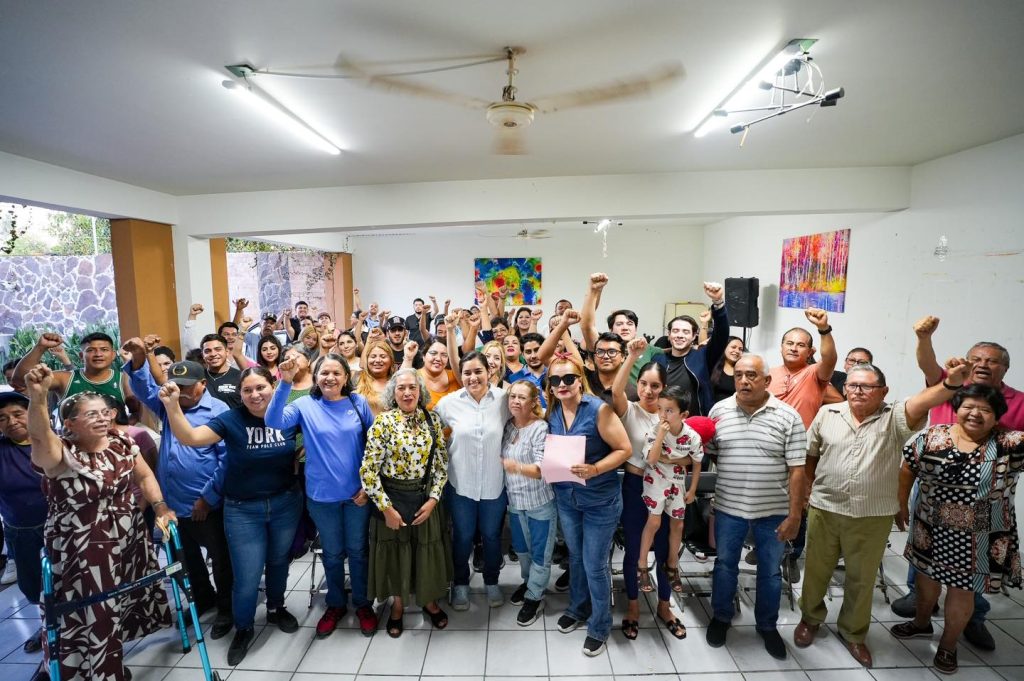 colo-1024x681 Elizabeth López continúa recorriendo colonias de Tepic