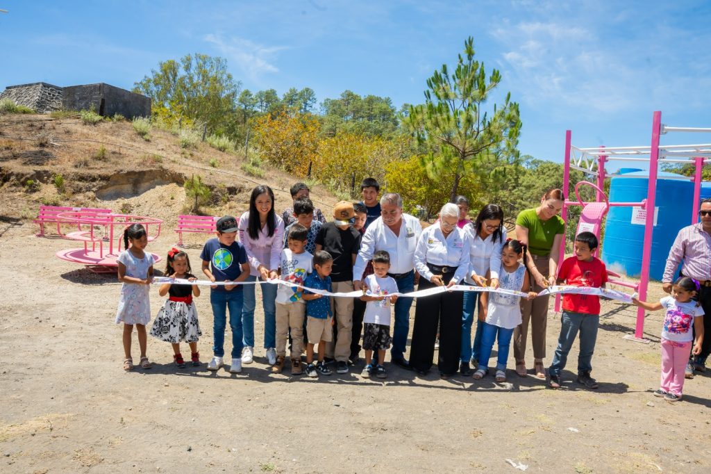 jaral1-1024x682 Lleva Beatriz Estrada apoyos que dignifican la vida de familias en El Jaral