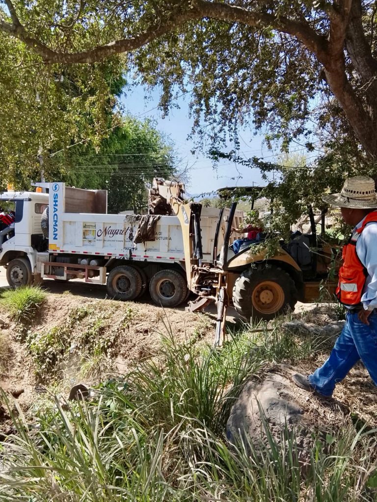 WhatsApp-Image-2026-05-06-at-4.58.41-PM-768x1024 Gobierno de Nayarit intensifica mantenimiento en canales de Las Canteras para prevenir inundaciones