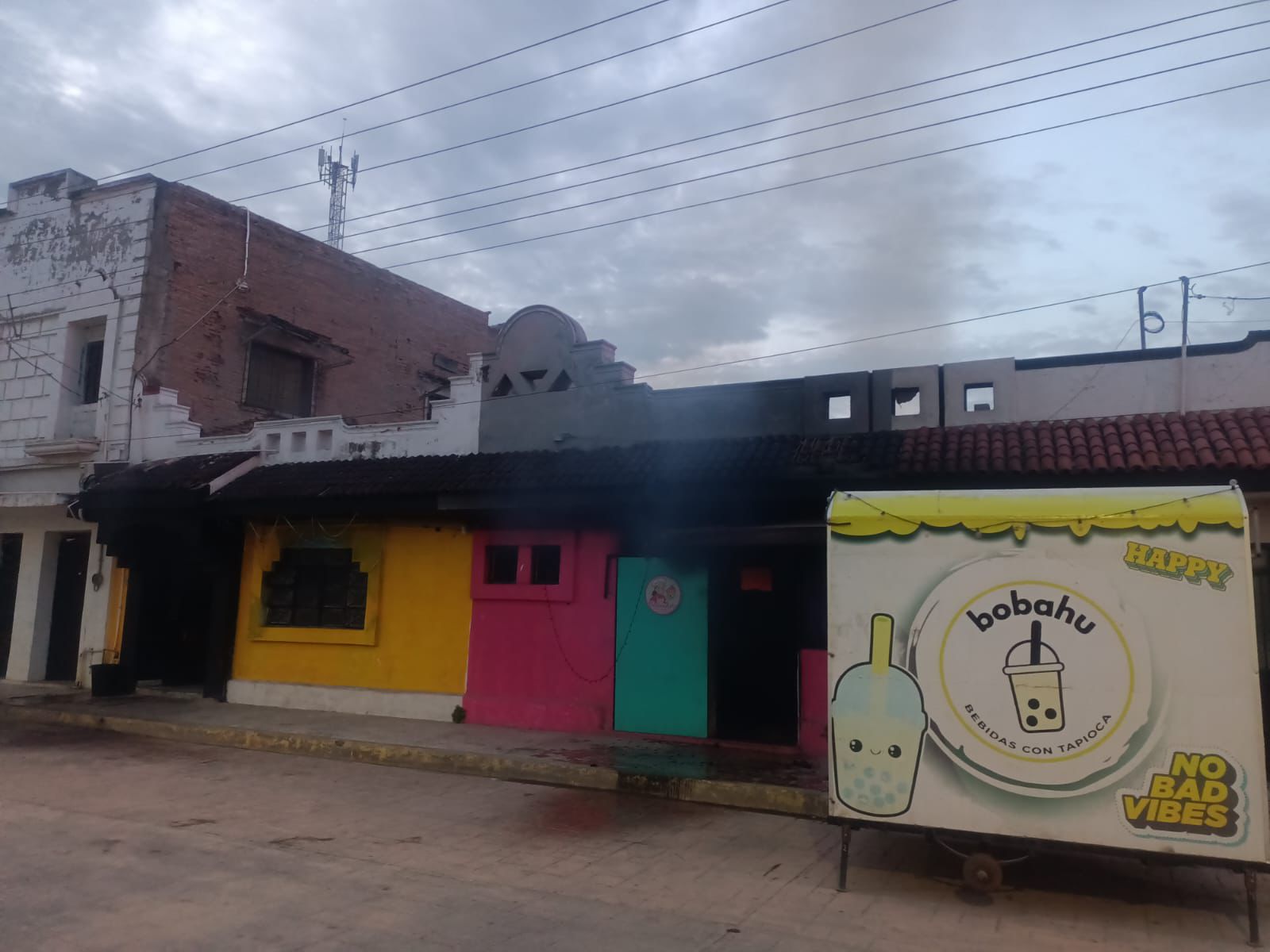 Sofocan Bomberos Estatales incendio de local en Tecuala