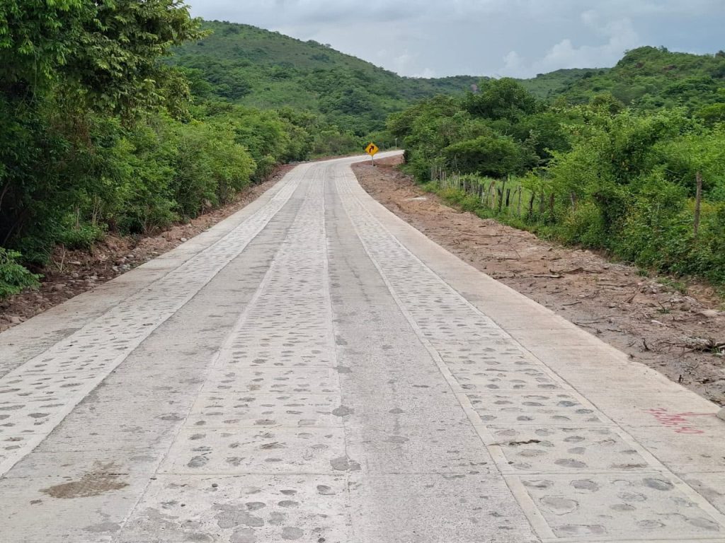 camino-1024x768 Continúan sumándose kilómetros rehabilitados al camino que comunica Quiviquinta con la cabecera municipal de Huajicori