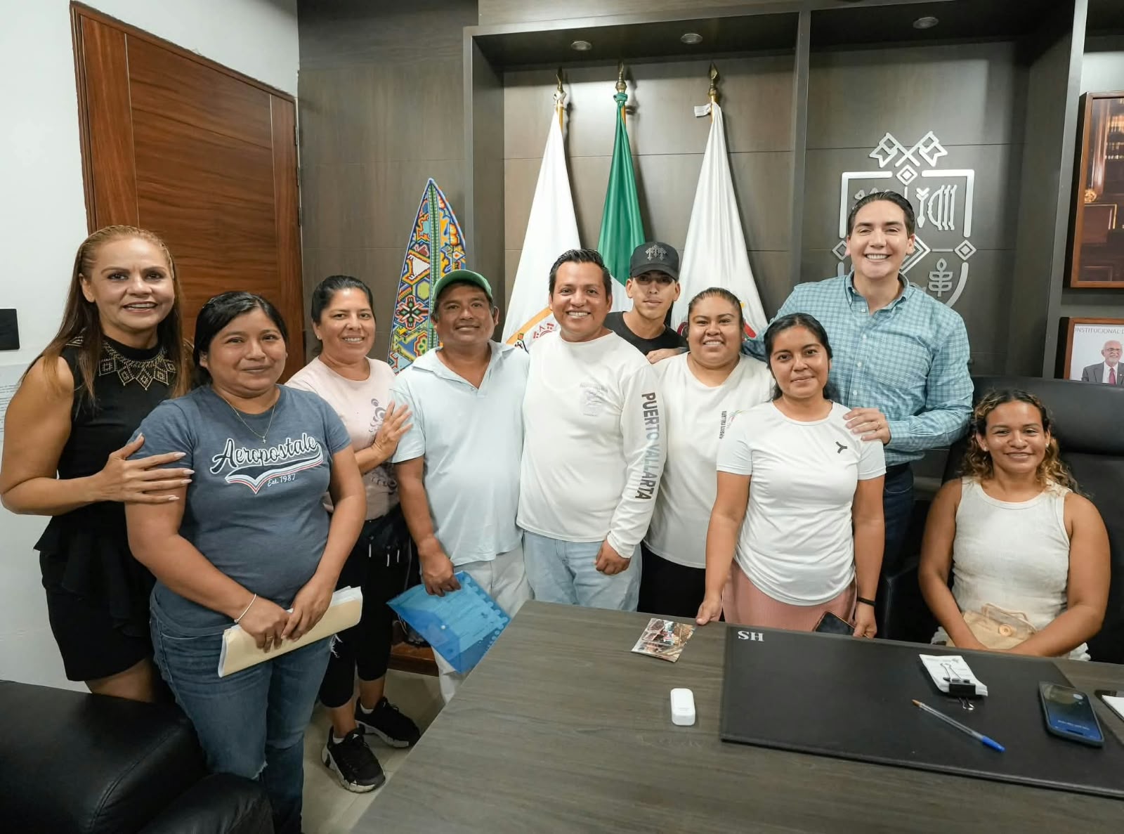 Héctor Santana respalda a vendedores de playa de Bahía de Banderas afectados por las lluvias